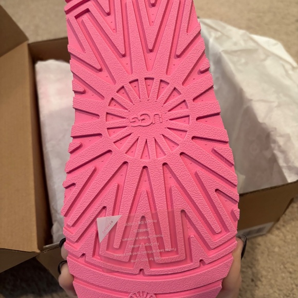 Brand new in box Ugg sandals - Picture 6 of 6